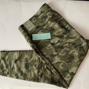 Ideology plus size camo-Print Reversible Cropped Leggings